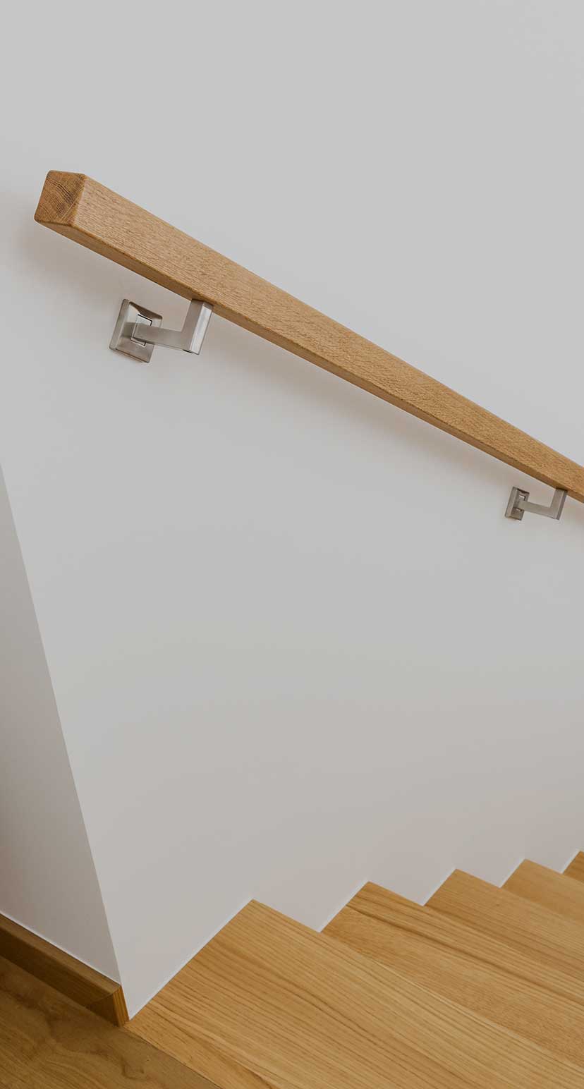 Treppe mit Handlauf in Quadrat-Form in Eiche