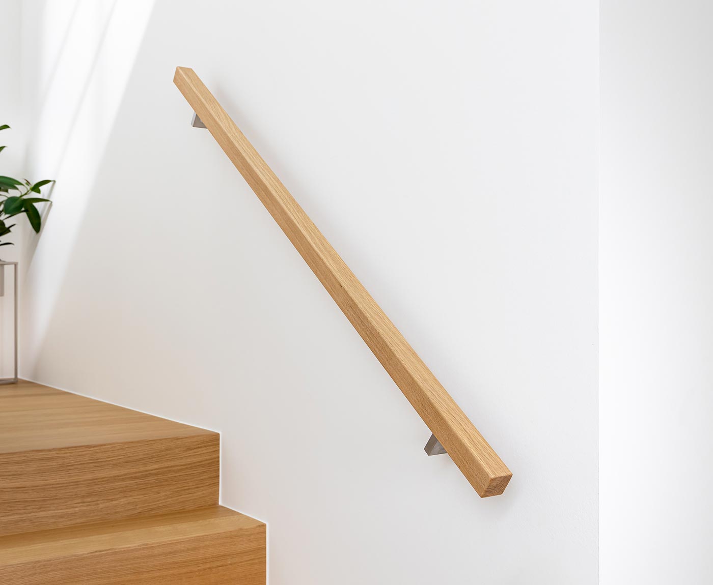 Handlauf Eiche quadratisch als Treppengeländer mit Edelstahlhalterung montiert.