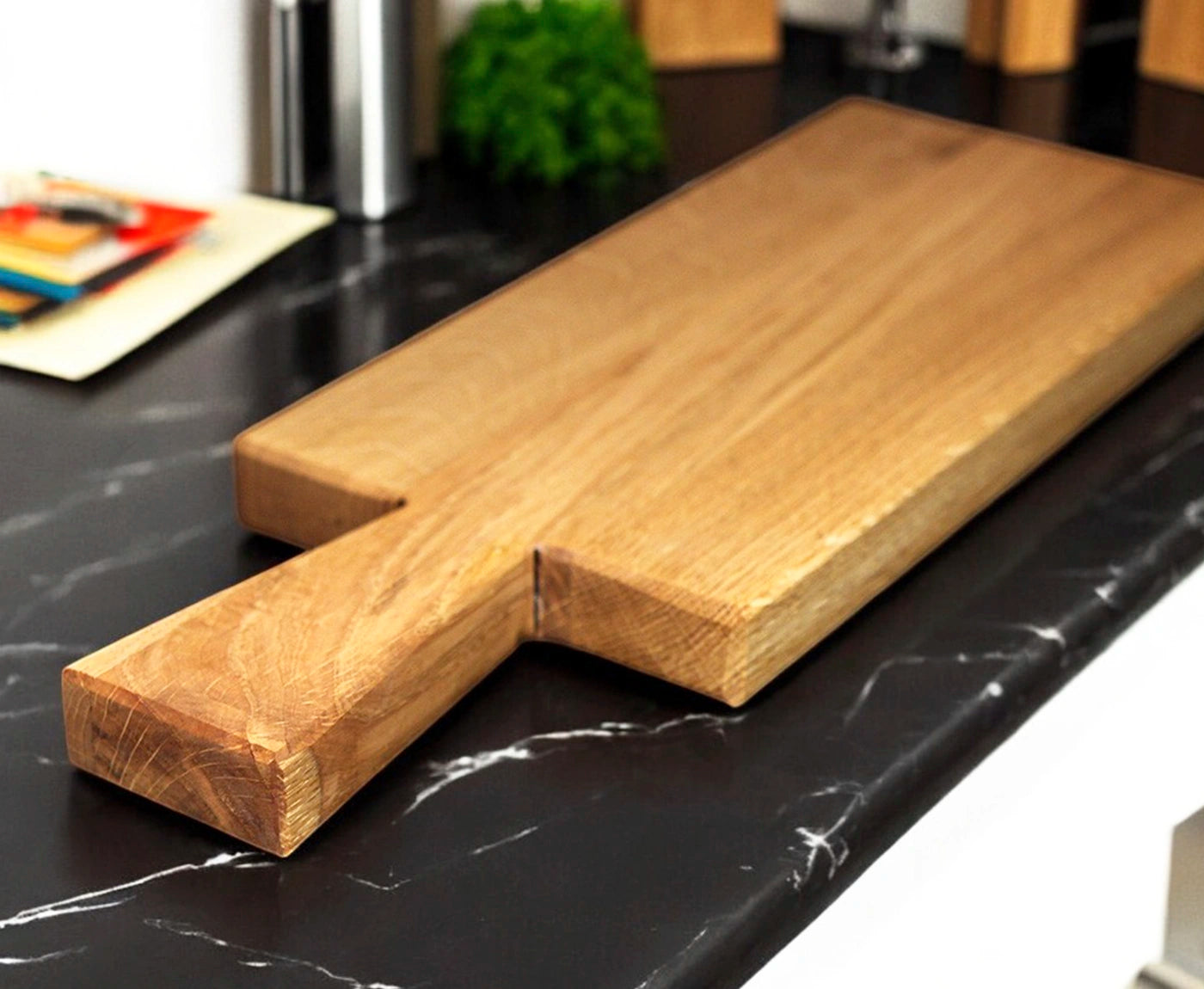 Holzbrett aus Eiche mit Griff auf Küchenarbeitsplatte