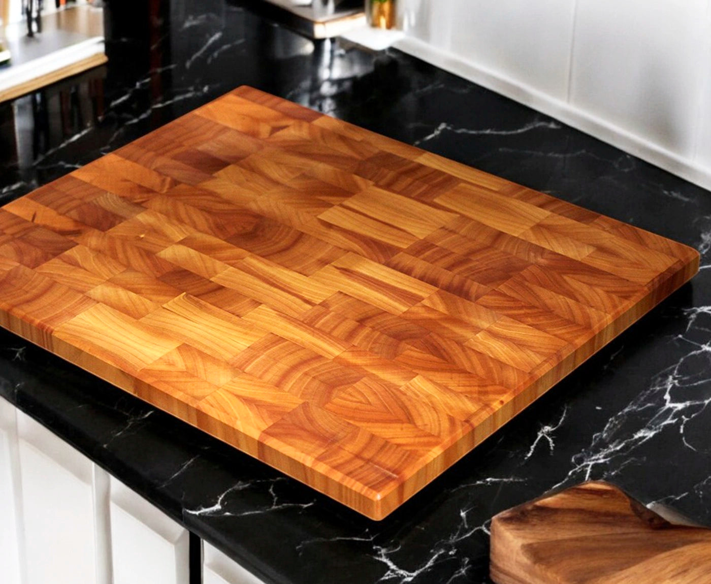 Stirnholz Schneidebrett in Kirschbaum auf schwarzer Arbeitsplatte.