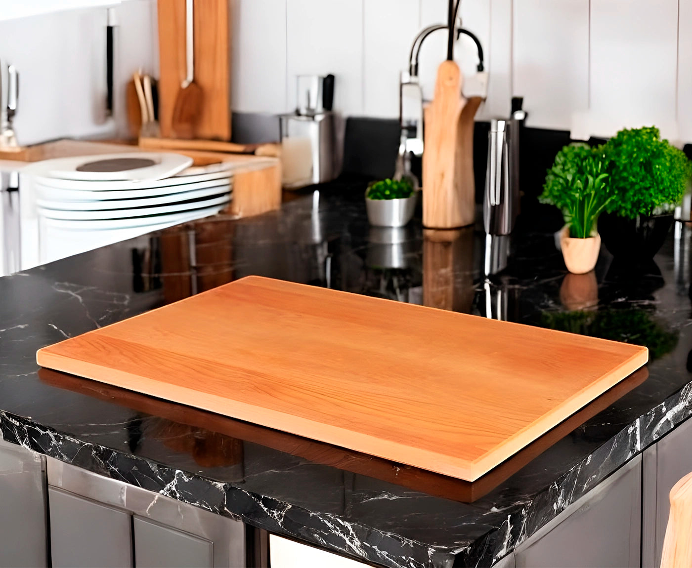 Kochfeldabdeckung aus Buche auf schwarzer Kücheninsel.