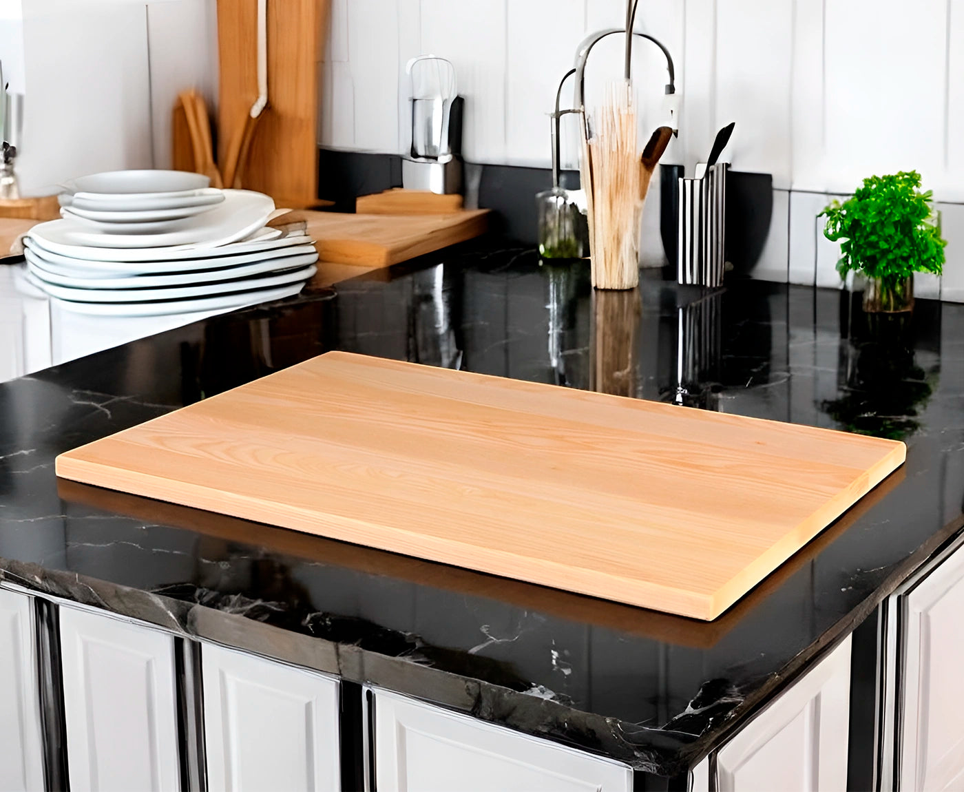 Kochfeldabdeckung aus Esche auf schwarzer Küchenarbeitsplatte.
