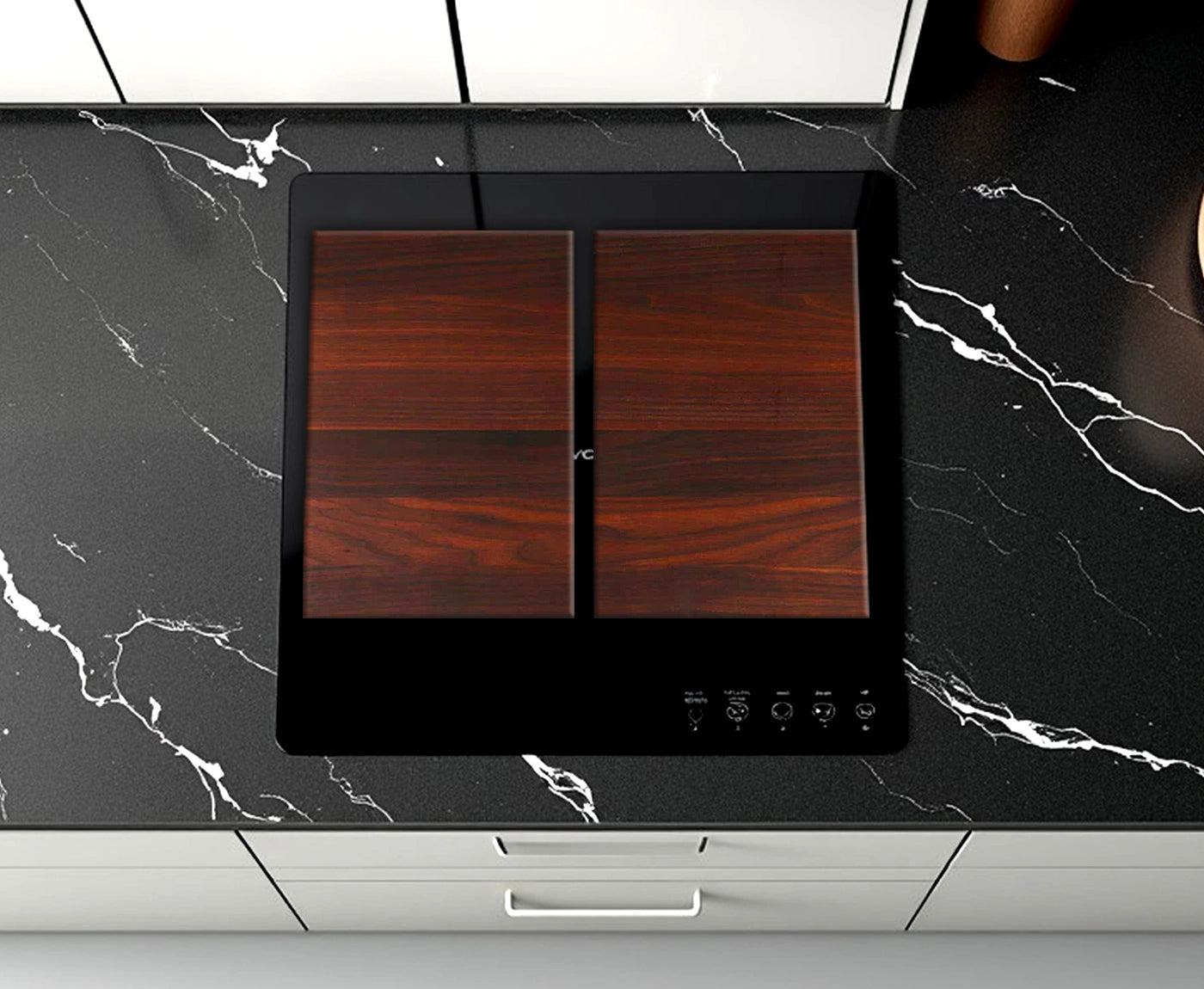 Kochfeldabdeckung aus Nussbaum auf Cerankochfeld und dunkler Küchenarbeitsplatte.