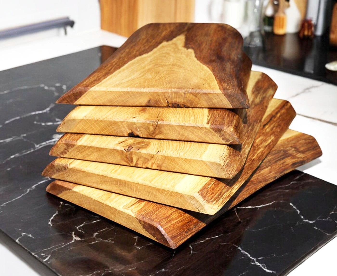 Fünf rustikale Frühstücksbretter, Schneidebretter mit Baumkante.