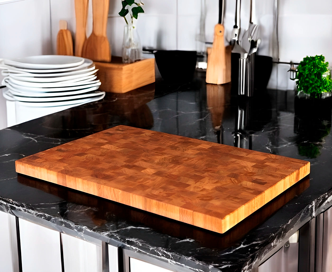 Abdeckplatte für Ceranfeld aus Stirnholz Eiche auf dunkler Küchenarbeitsplatte, mit Küchenutensilien.