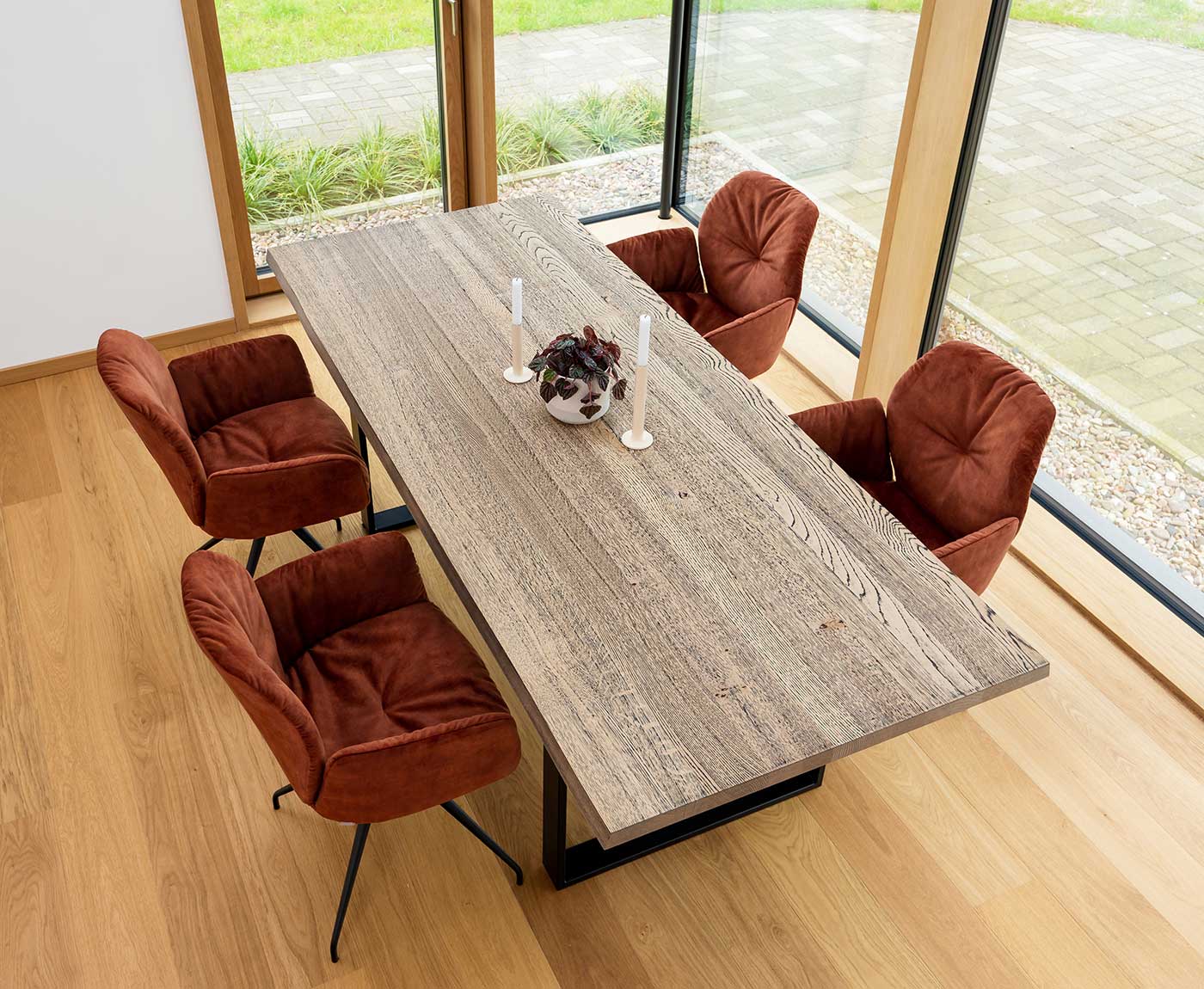 Tischplatte Altholz aus Eiche mit roten Stühlen