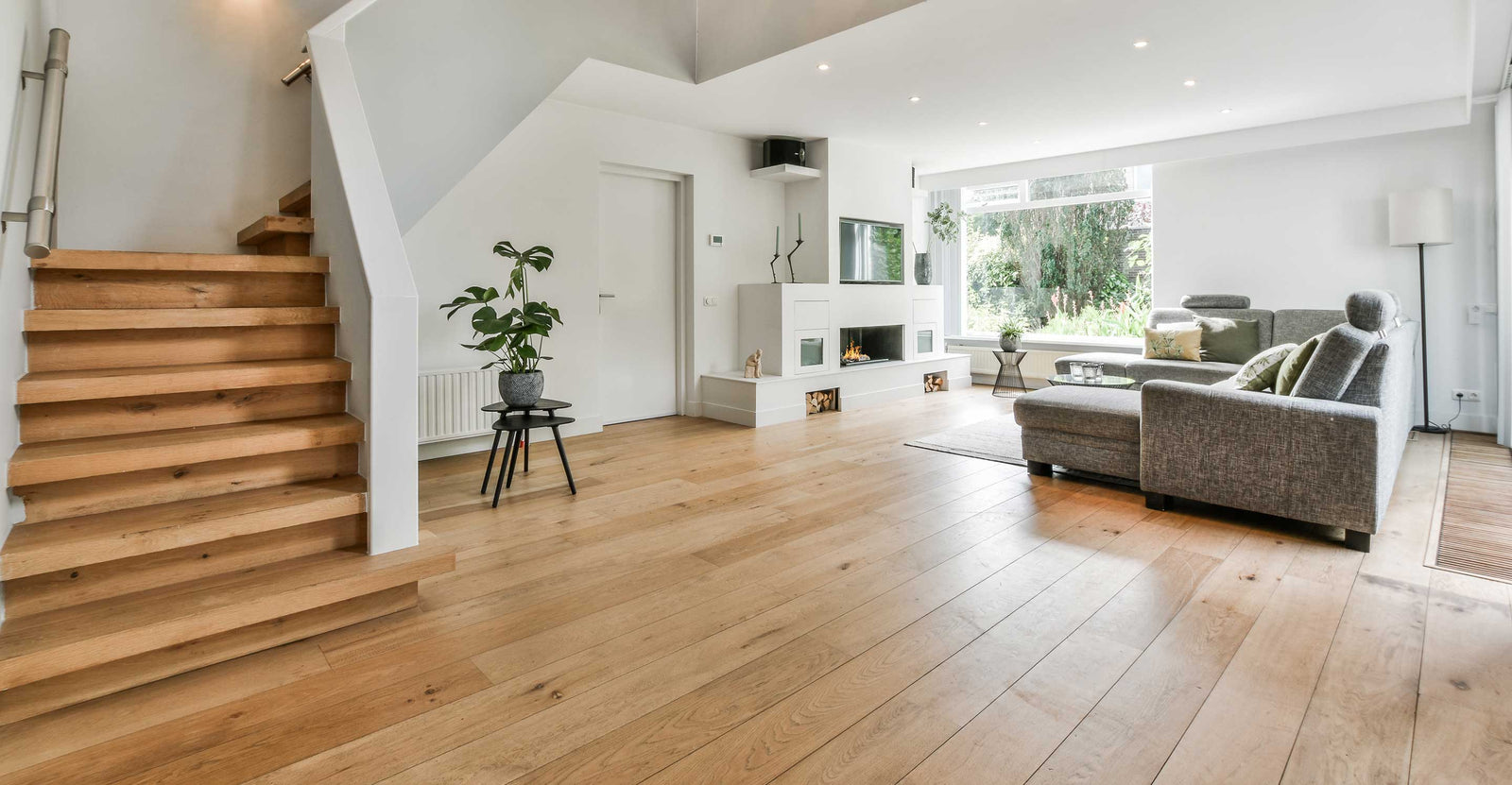 Wohnzimmer mit Treppe und Holzboden