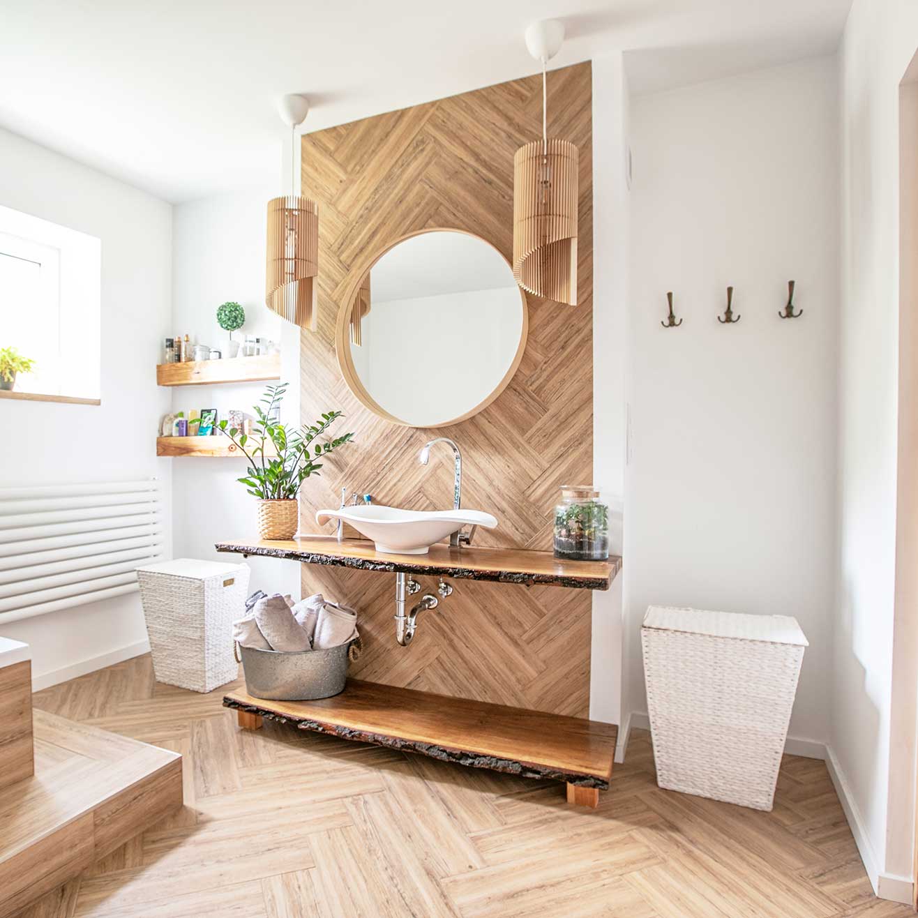 Wand im Badezimmer mit Holzverkleidung