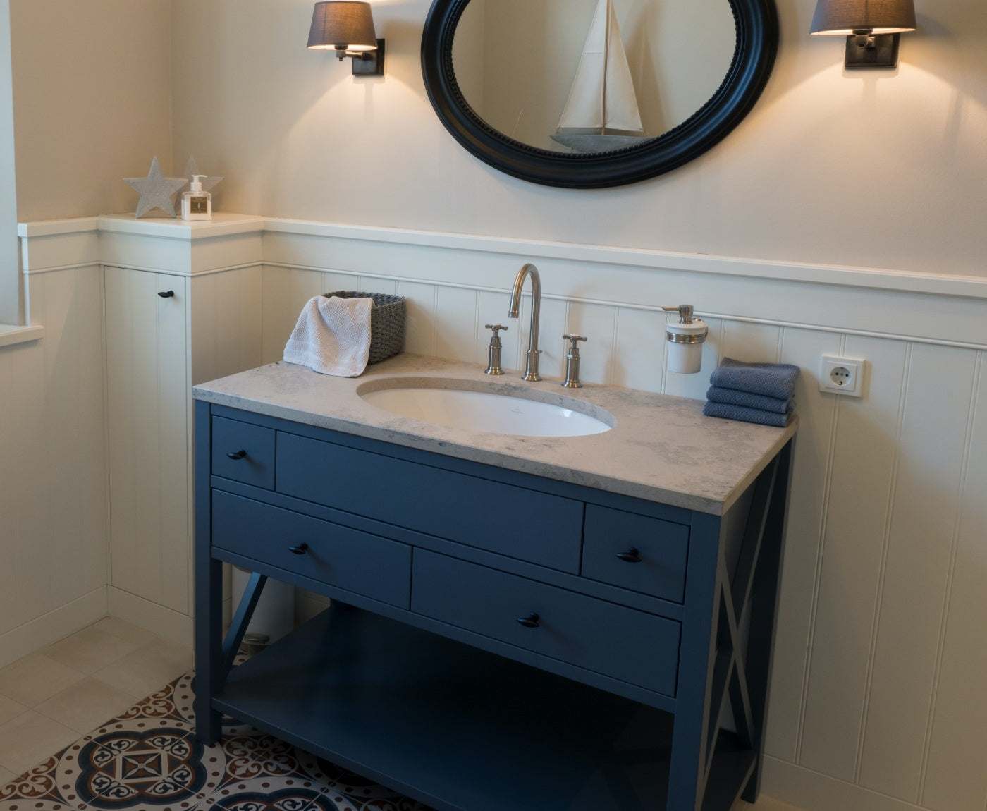 Waschtisch aus Holz mit Waschtischplatte aus Marmor in Badezimmer.