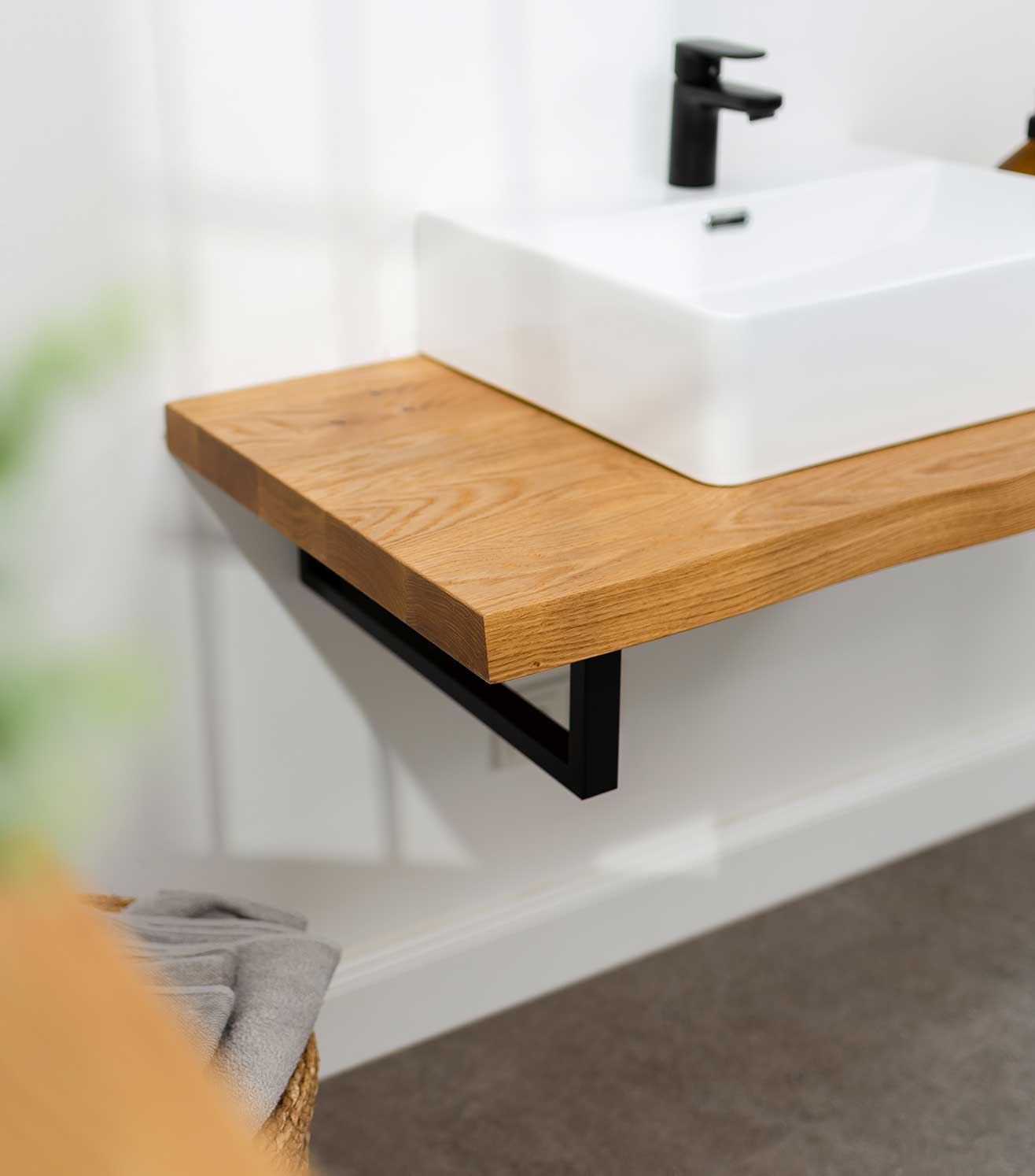 Ausschnitt einer Waschtischplatte mit Waschbecken