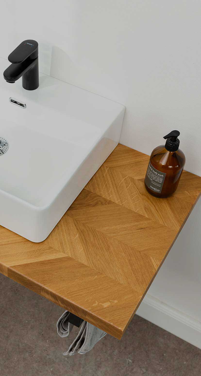 Waschtischplatte Fischgrät aus Eiche mit Waschbecken