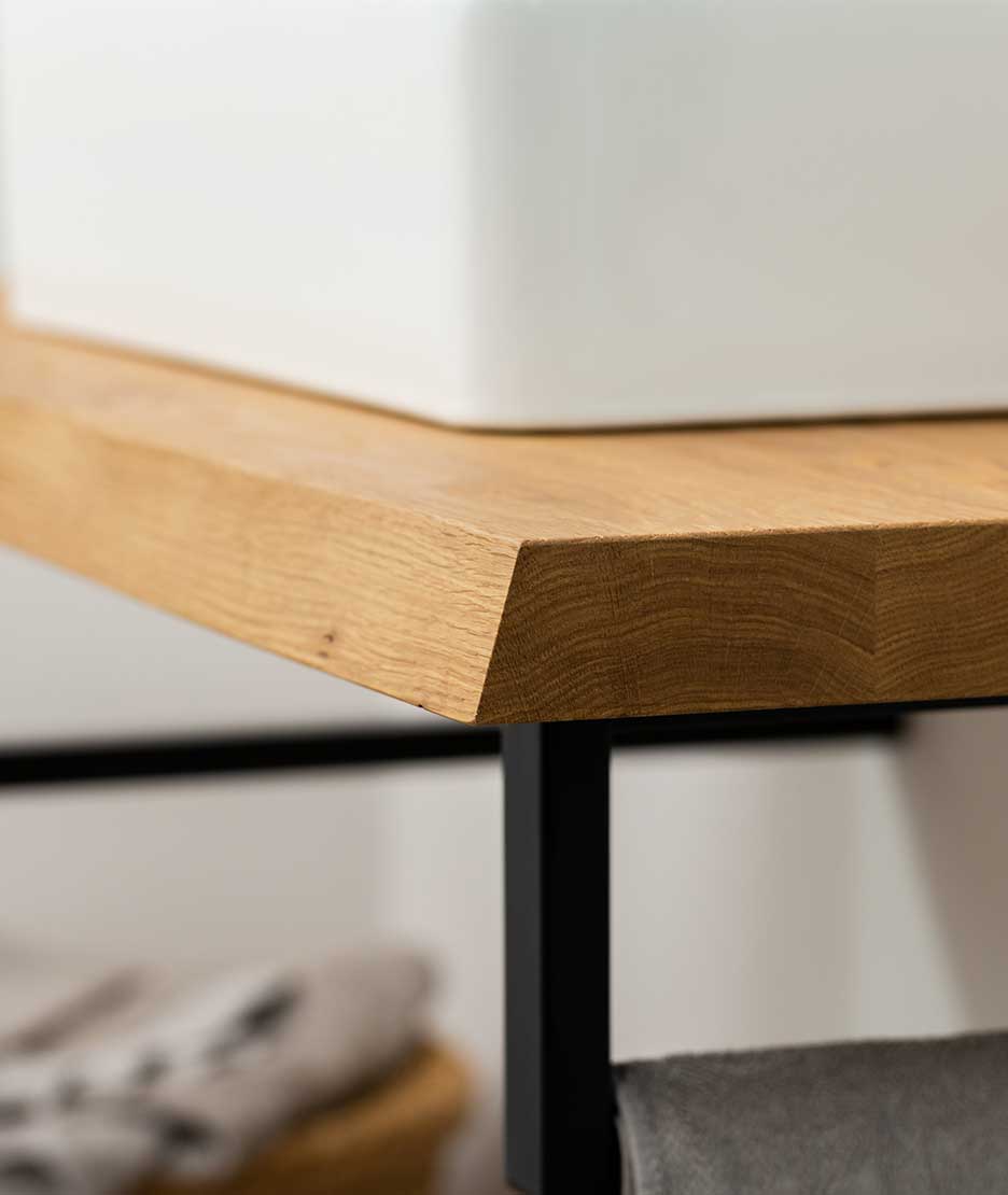 Kante einer Waschtischplatte Eiche mit Haltern in schwarz