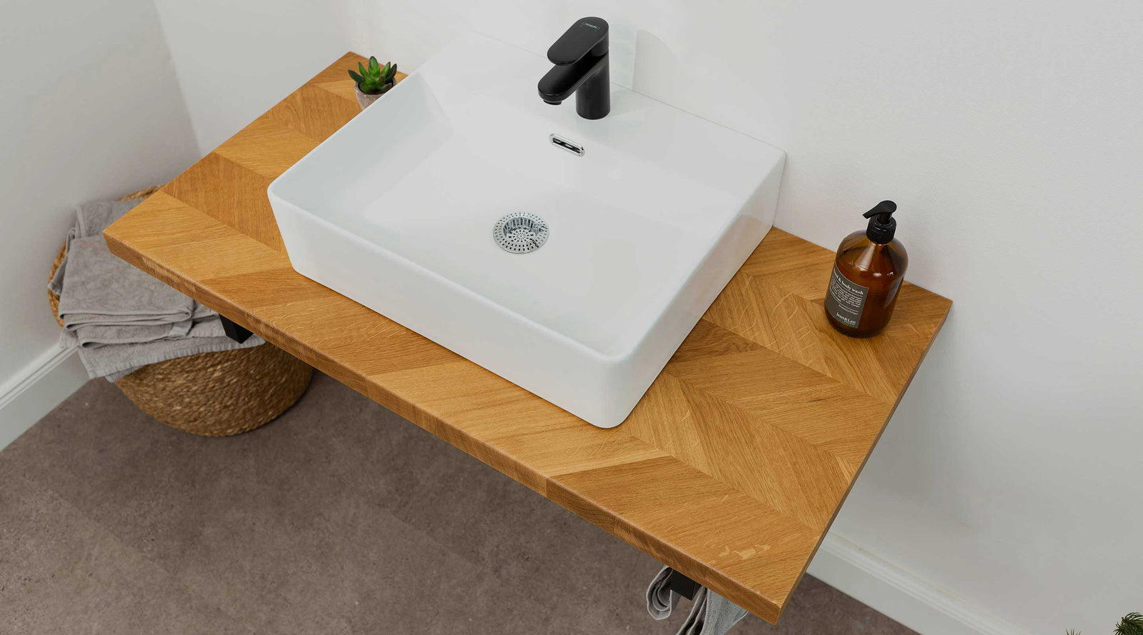 Waschtischplatte Fischgrät aus Eiche mit Waschbecken